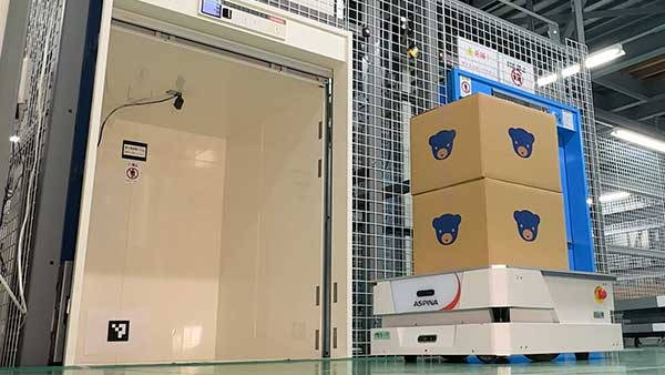 製造現場向け自動搬送ロボット『AspinaAMR』のエレベータ連携