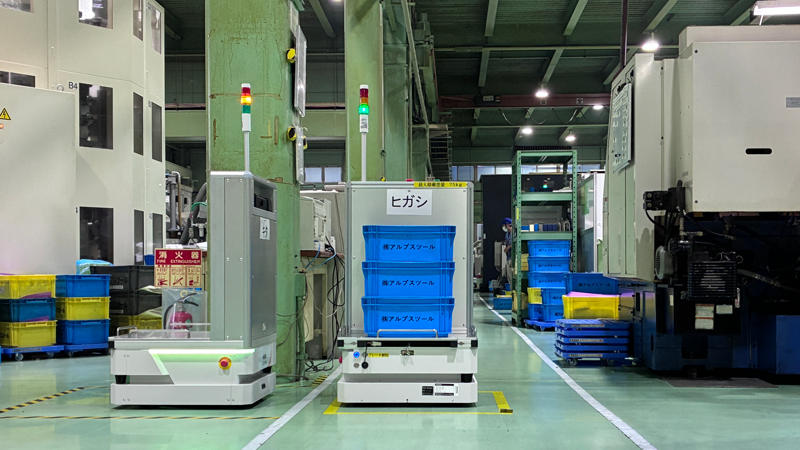 大型の加工機が多く稼働する工場内を走行するAMR