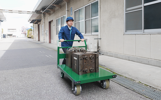 活用事例-『ASPINA薄型電動ホイール』CAIW-200FA-1t台車の電動アシスト化|防塵防滴性能IP65対応