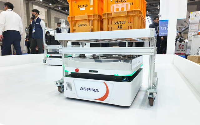 『AspinaAMR300』潜り込み牽引モジュール実機展示の様子