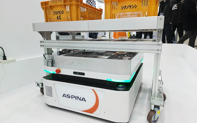 『AspinaAMR300』潜り込み牽引モジュール実機展示の様子