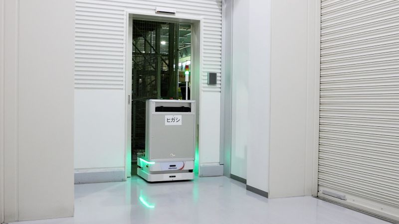 自動扉を通行するAspinaAMR